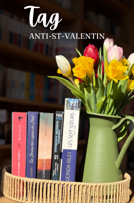 Une sélection de livres sur le thème "Anti-St-Valentin" posés dans un panier en osier, à côté d’un vase vert contenant un bouquet de tulipes jaunes, rouges et blanches. En arrière-plan, des étagères remplies de livres.