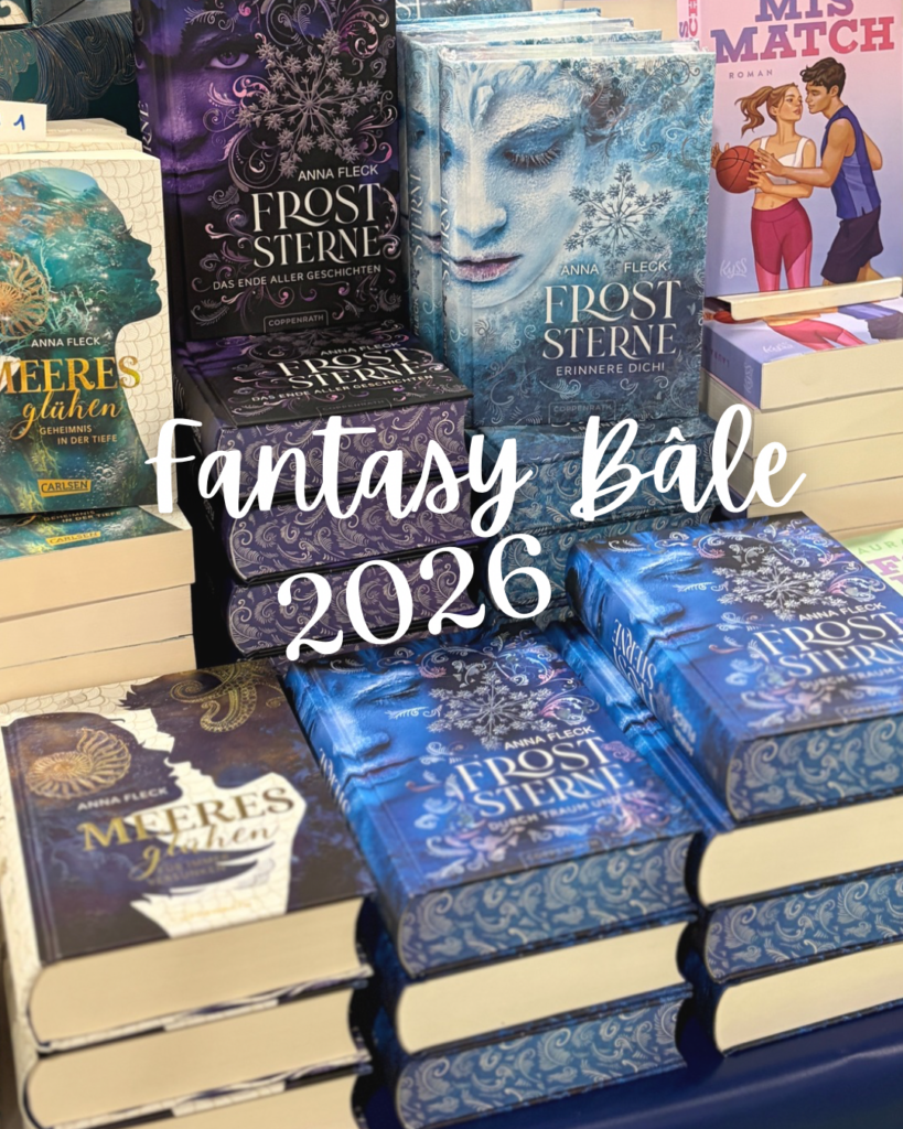 Pile de romans fantasy aux couvertures bleues et violettes exposés sur un stand lors de la Fantasy Bâle édition 2026.