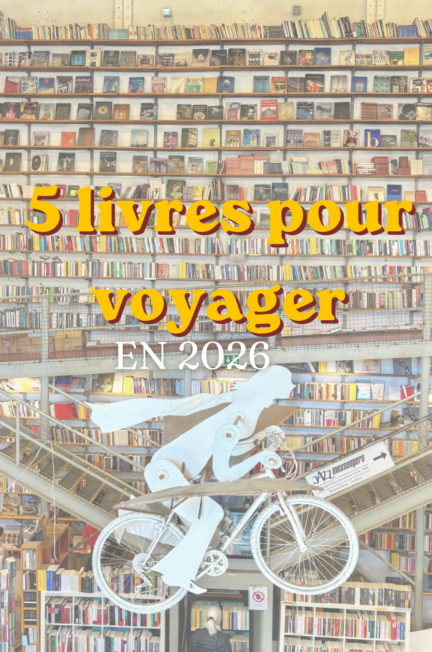 Immense librairie de Lisbonne aux rayonnages remplis de livres avec une sculpture de cycliste suspendue, illustrant une sélection de cinq romans pour voyager durant l'été.