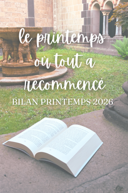 Photo illustrant le bilan du printemps 2026 sur Sorbet Kiwi, entre lectures, voyages et nouveaux départs. Un livre est posé sur un muret de l'abbaye Maria Laach avec une fontaine en fond sur de l'herbe verte, entourée d'arches.