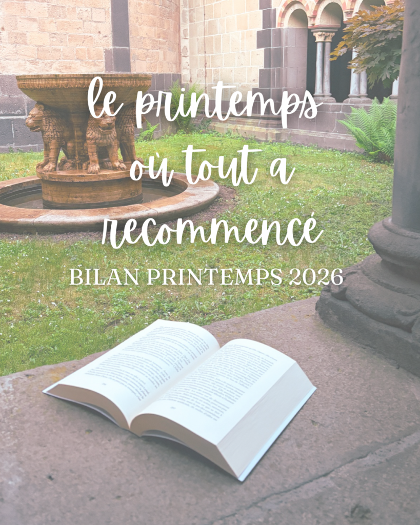 Photo illustrant le bilan du printemps 2026 sur Sorbet Kiwi, entre lectures, voyages et nouveaux départs. Un livre est posé sur un muret de l'abbaye Maria Laach avec une fontaine en fond sur de l'herbe verte, entourée d'arches.