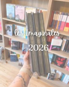 Trois livres achetés aux Imaginales 2026 tenus à la main devant une bibliothèque remplie de romans, avec le texte « Les Imaginales 2026 » superposé sur l’image. Jaspage de La Princesse Kaguya publié chez Punchlines éditions.