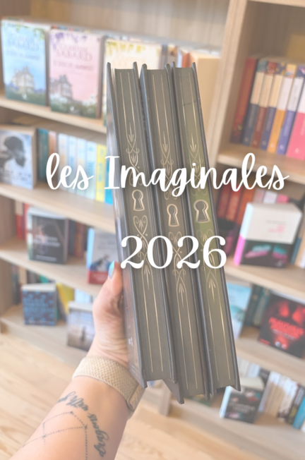 Trois livres achetés aux Imaginales 2026 tenus à la main devant une bibliothèque remplie de romans, avec le texte « Les Imaginales 2026 » superposé sur l’image.