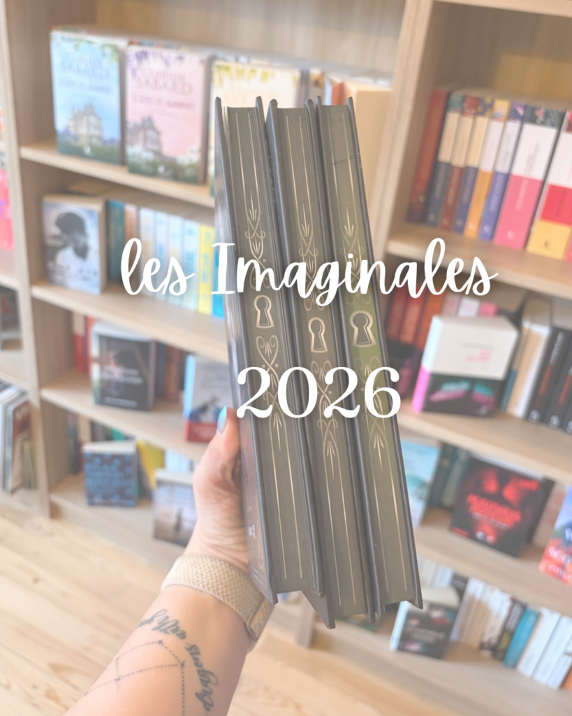 Trois livres achetés aux Imaginales 2026 tenus à la main devant une bibliothèque remplie de romans, avec le texte « Les Imaginales 2026 » superposé sur l’image.