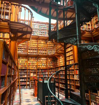 Bibliothèque vue latérale : Escalier en colimaçon noir et rayonnages remplis de livres dans la bibliothèque jésuite de Maria Laach.