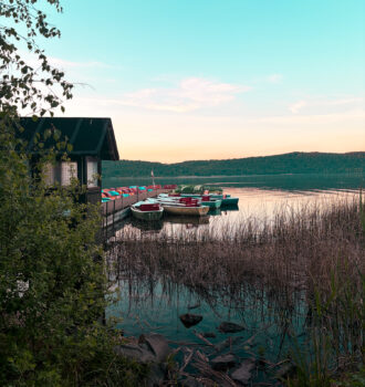 Laacher See : Pédalos colorés amarrés sur le Laacher See, le lac volcanique situé à proximité de l'abbaye