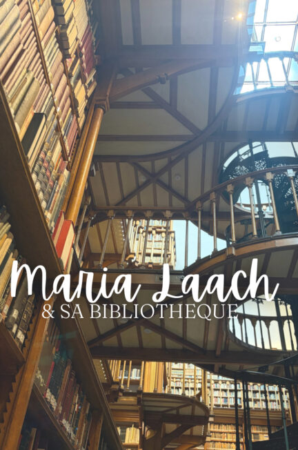 Bibliothèque jésuite de Maria Laach photographiée vers la verrière centrale avec ses escaliers en colimaçon et ses rayonnages en bois sur plusieurs niveaux.