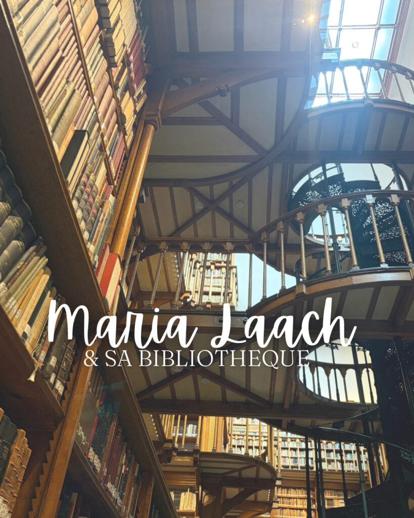 Bibliothèque jésuite de Maria Laach photographiée vers la verrière centrale avec ses escaliers en colimaçon et ses rayonnages en bois sur plusieurs niveaux.