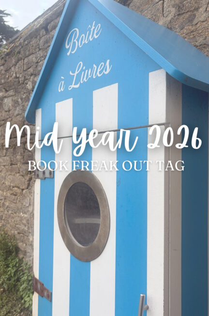 Boite à livres bleue et blanche photographiée en contre-plongée devant un mur en pierre à Douarnenez, avec le texte Mid Year 2026 Book Freak Out Tag superposé à l'image.