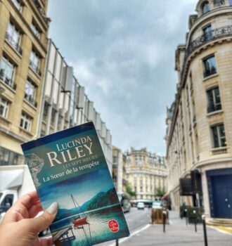 Le roman La Sœur de la tempête de Lucinda Riley photographié dans une rue de Paris évoquée dans le parcours d'Ally. Article Paris Partie II