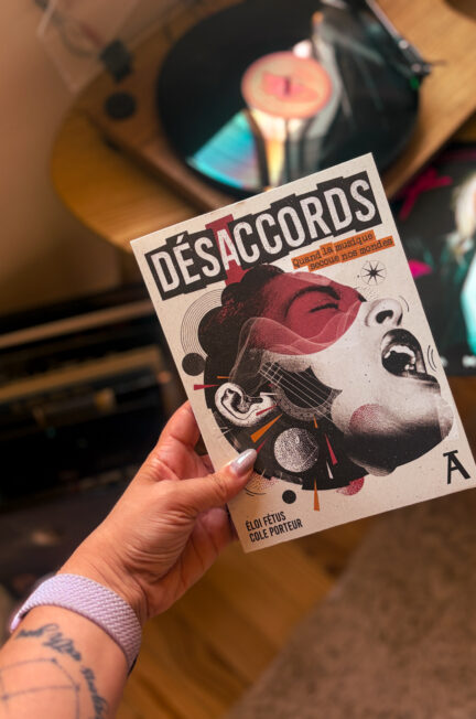Le livre Désaccords : Quand la musique secoue nos mondes d'Éloi Fétus et Cole Porteur posé devant une platine vinyle.