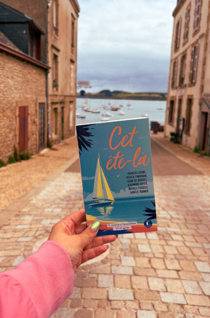 Le recueil Cet été-là photographié sur le port du Rosmeur à Douarnenez, face à la mer et aux voiliers.