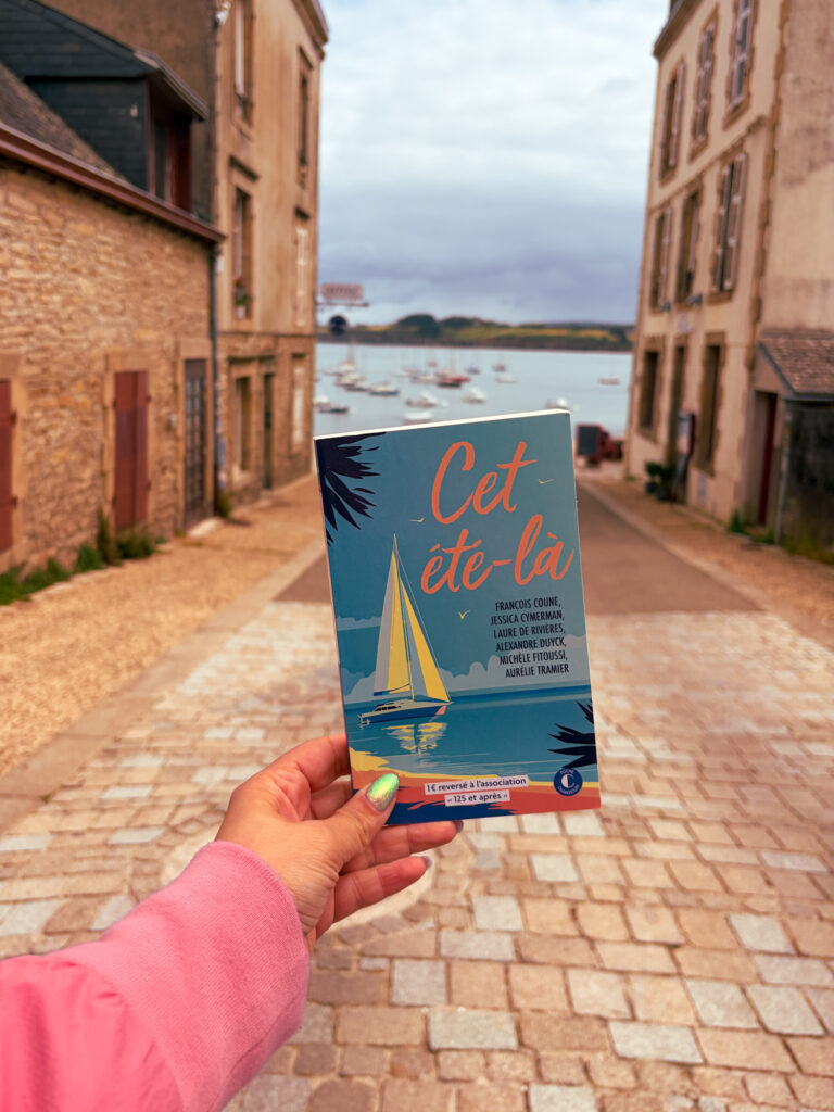 Le recueil Cet été-là photographié sur le port du Rosmeur à Douarnenez, face à la mer et aux voiliers.