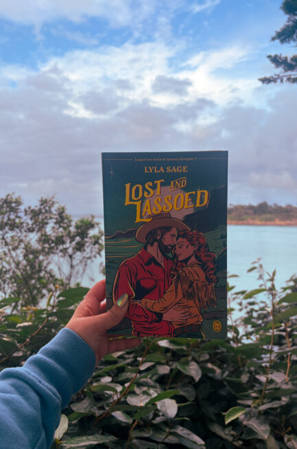 Le roman Lost and Lassoed de Lyla Sage photographié face à la mer à Douarnenez, en Bretagne.