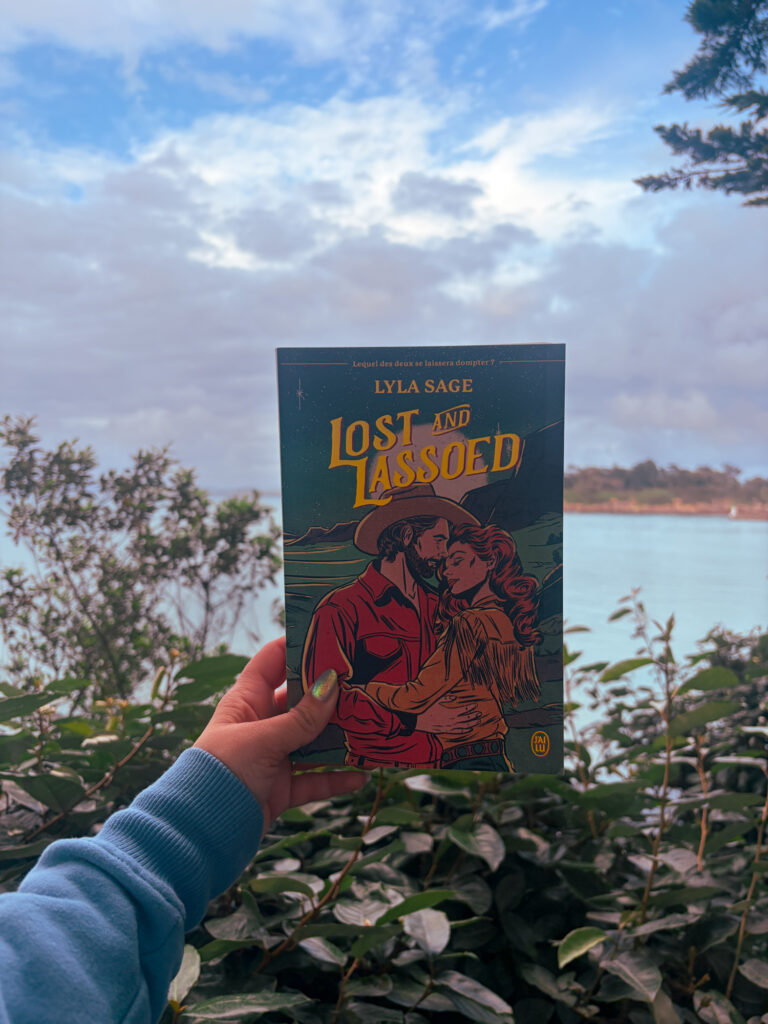 Le roman Lost and Lassoed de Lyla Sage photographié face à la mer à Douarnenez, en Bretagne.