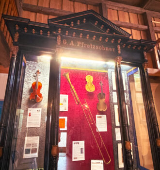 Vitrine présentant les instruments de G. A. Pfretzschner à Markneukirchen dans le musée historique de la ville.