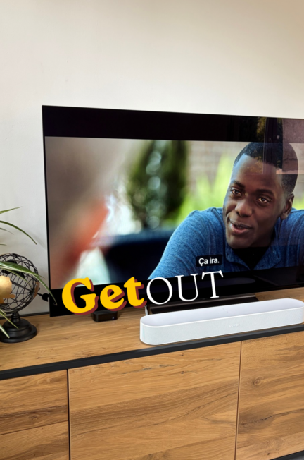 Une télévision affiche une image du film Get out avec Daniel Kaluuya souriant en gros plan