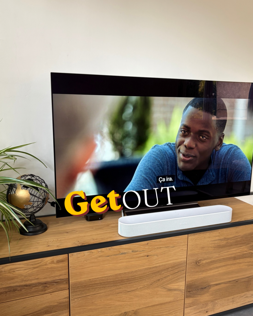 Une télévision affiche une image du film Get out avec Daniel Kaluuya souriant en gros plan