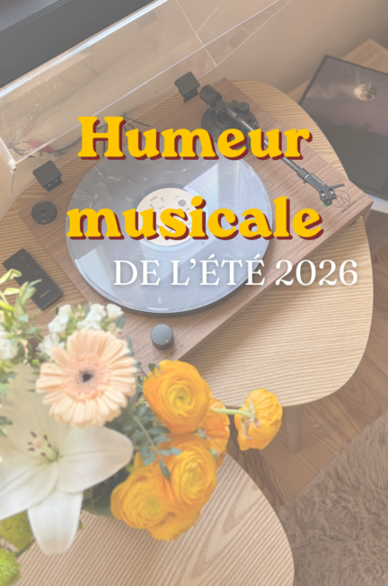 Platine vinyle en bois avec un disque transparent, un bouquet de fleurs au premier plan et le titre « Humeur musicale de l’été 2026 » affiché sur l’image.