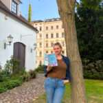 Les petites reines de Clémentine Beauvais dans le jardin de la Mendelssohn Haus à Leipzig.
