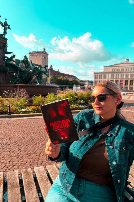 Mauvais joueur d'Amélie Antoine photographié devant le Gewandhaus et la fontaine Mendebrunnen à Leipzig.