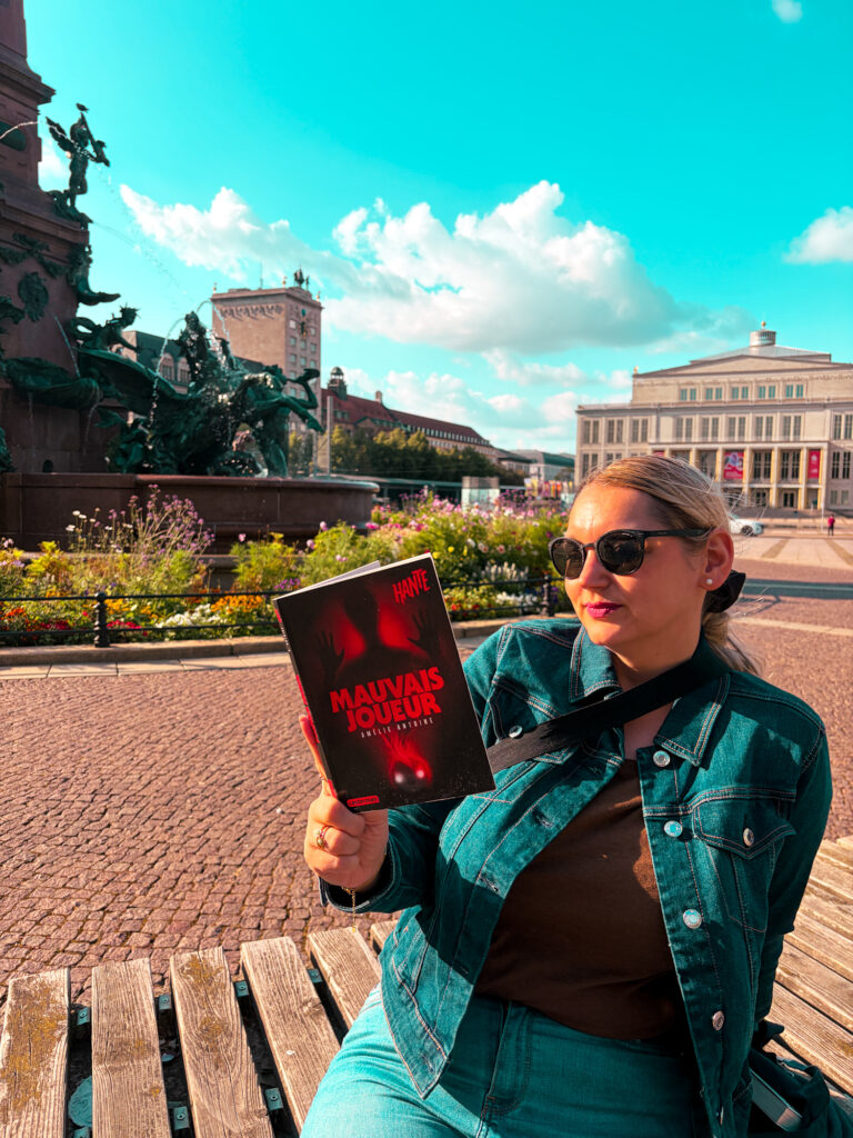 Mauvais joueur d'Amélie Antoine photographié devant le Gewandhaus et la fontaine Mendebrunnen à Leipzig.