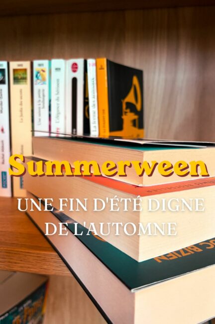 Pile de livres aux couleurs automnales dans une bibliothèque pour illustrer le Summerween, une fin d’été digne de l’automne.