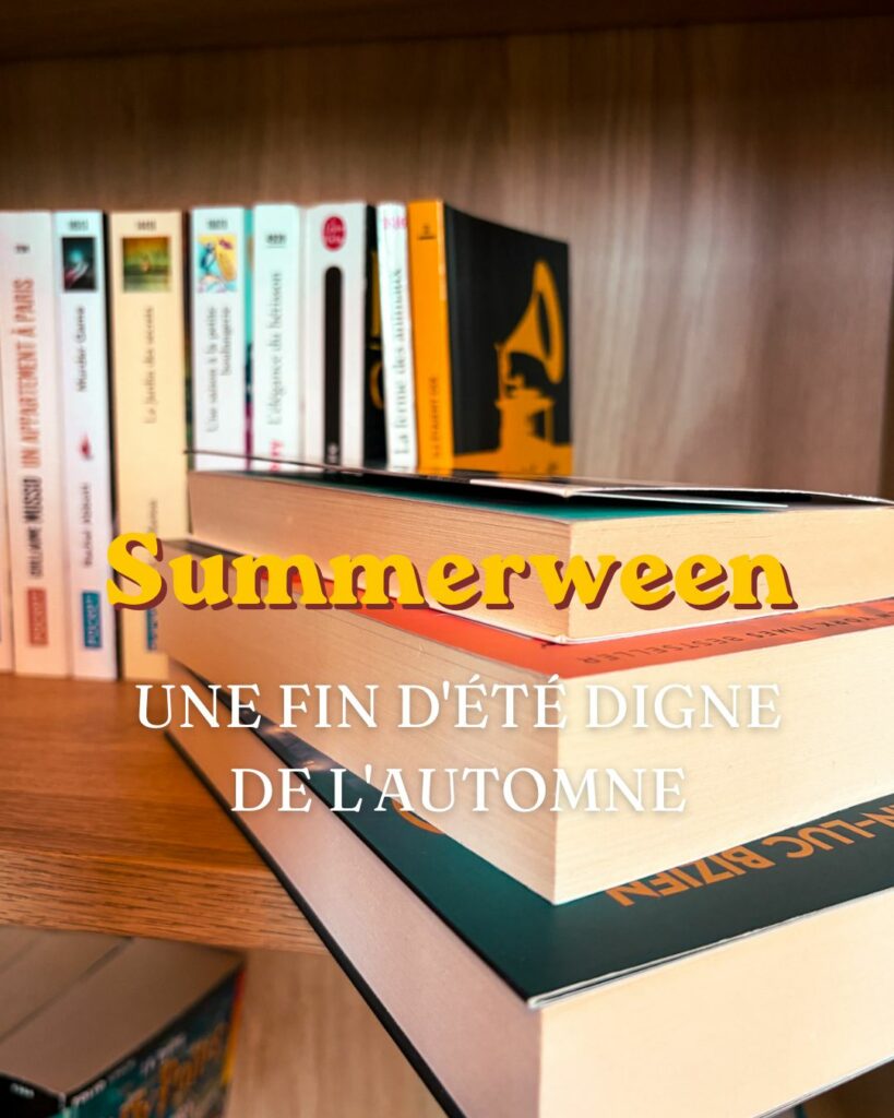 Pile de livres aux couleurs automnales dans une bibliothèque pour illustrer le Summerween, une fin d’été digne de l’automne.