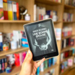 Une bonne épouse de Ingrid Desjours sur une liseuse avec une bibliothèque en arrière-plan