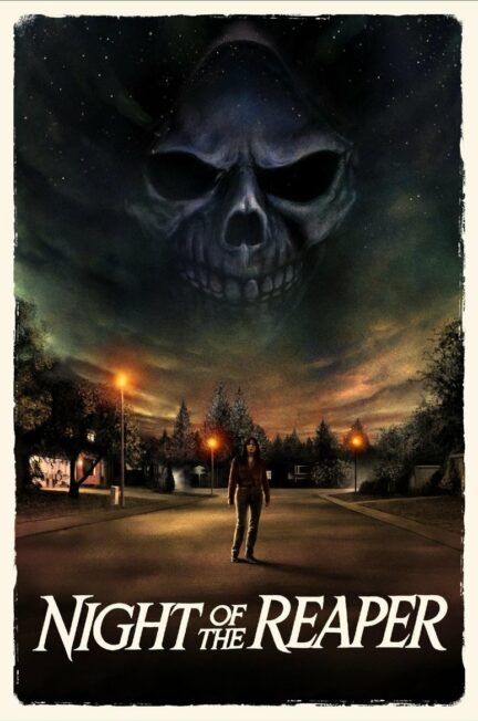 Affiche de Night of the Reaper montrant une jeune femme seule dans une rue résidentielle, sous un immense crâne apparaissant dans un ciel sombre.