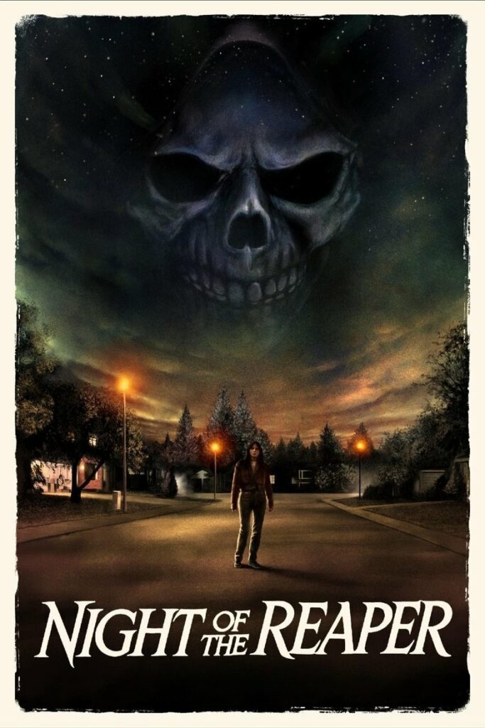 Affiche de Night of the Reaper montrant une jeune femme seule dans une rue résidentielle, sous un immense crâne apparaissant dans un ciel sombre.
