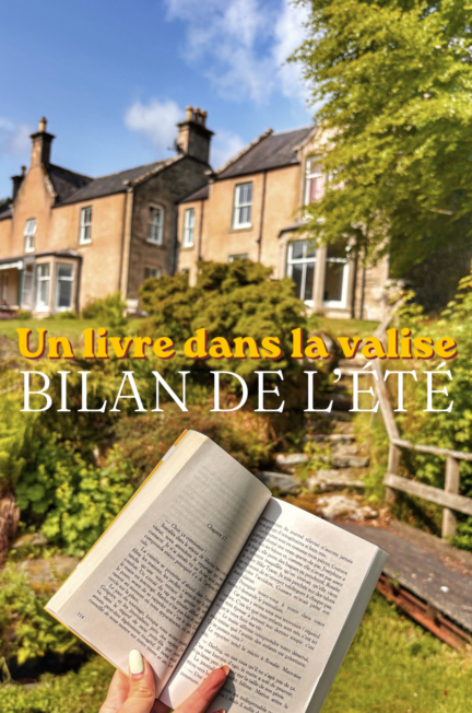 Livre ouvert tenu devant un château en pierre et un jardin verdoyant à Huntly, en Écosse, sous un ciel bleu.