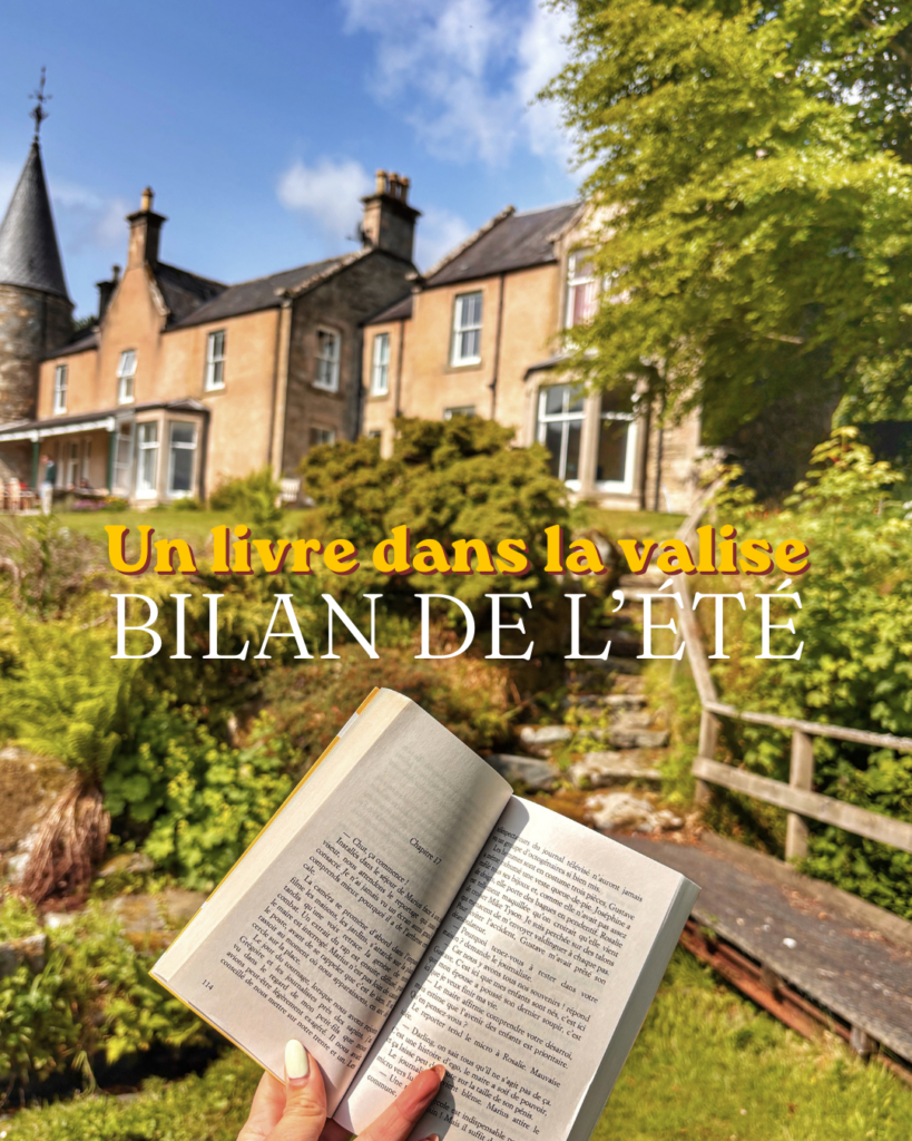 Livre ouvert tenu devant un château en pierre et un jardin verdoyant à Huntly, en Écosse, sous un ciel bleu.