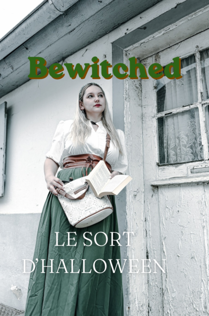Femme vêtue d’une blouse blanche et d’une longue jupe verte devant une maison ancienne, tenant un livre ouvert et un sac, avec le titre « Bewitched : le sort d’Halloween ».