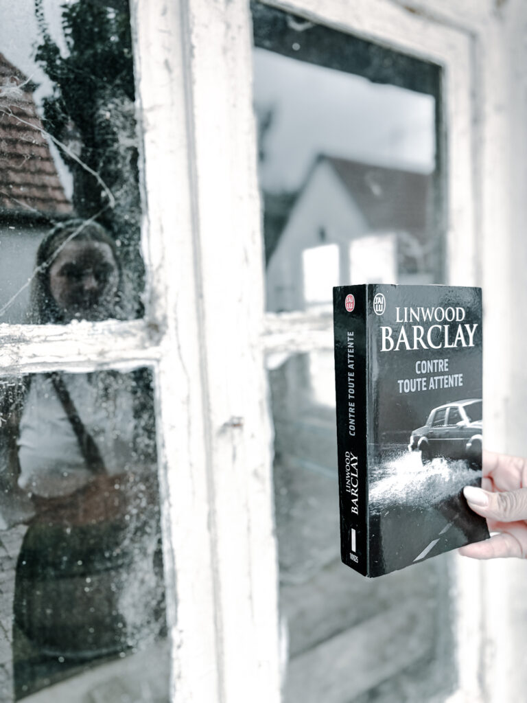 Contre toute attente de Linwood Barclay tenu devant la fenêtre d’une maison abandonnée.
