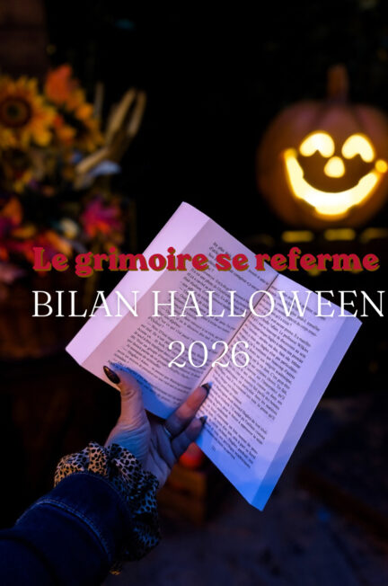 Photographie prise à Europa-Park pendant la saison d’Halloween 2026. Au premier plan, une main tient un livre ouvert, éclairé par des lumières roses et bleues. À l’arrière-plan, une citrouille sculptée au visage souriant diffuse une lumière jaune, tandis que des décorations florales automnales apparaissent sur la gauche. Le texte « Le grimoire se referme – Bilan Halloween 2026 » est superposé à l’image. Cette photographie illustre l’article récapitulatif de la saison Halloween sur Sorbet Kiwi.