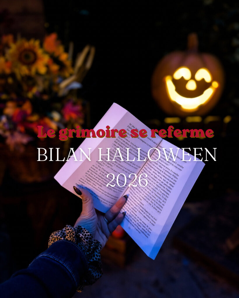 Photographie prise à Europa-Park pendant la saison d’Halloween 2026. Au premier plan, une main tient un livre ouvert, éclairé par des lumières roses et bleues. À l’arrière-plan, une citrouille sculptée au visage souriant diffuse une lumière jaune, tandis que des décorations florales automnales apparaissent sur la gauche. Le texte « Le grimoire se referme – Bilan Halloween 2026 » est superposé à l’image. Cette photographie illustre l’article récapitulatif de la saison Halloween sur Sorbet Kiwi.