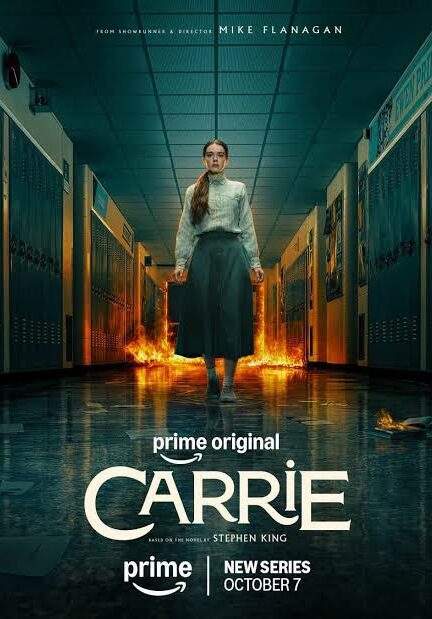 Quand Carrie rencontre Mike Flanagan : Affiche de Carrie, la série de Mike Flanagan adaptée du roman de Stephen King, montrant Carrie dans un couloir de lycée en flammes, devant des casiers bleus.