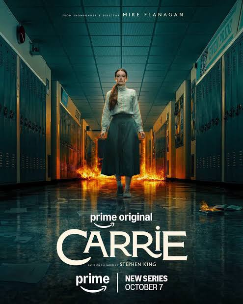 Quand Carrie rencontre Mike Flanagan : Affiche de Carrie, la série de Mike Flanagan adaptée du roman de Stephen King, montrant Carrie dans un couloir de lycée en flammes, devant des casiers bleus.