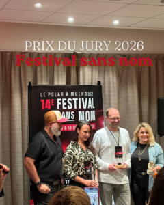 Photographie prise lors de la soirée d'inauguration du Festival Sans Nom 2026 à l'hôtel Mercure de Mulhouse. Devant l'affiche de la 14e édition du festival, quatre personnalités du polar français posent à l'occasion de la remise des prix. De gauche à droite : Niko Tackian, parrain de l'édition ; Meï Lepage, lauréate du Prix du jury 2026 pour Sécher tes larmes ; Mathieu Lecerf, récompensé par le prix L'Alsace - Les DNA pour Sales Gosses ; et Valentine Vendome, lauréate du prix des bibliothèques de Mulhouse pour Panthères. Le visuel comporte également les inscriptions « Prix du jury 2026 » et « Festival sans nom ». Les gagnants des Prix de l'édition 2026 du Festival Sans Nom