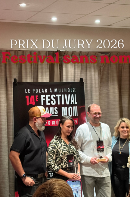 Photographie prise lors de la soirée d'inauguration du Festival Sans Nom 2026 à l'hôtel Mercure de Mulhouse. Devant l'affiche de la 14e édition du festival, quatre personnalités du polar français posent à l'occasion de la remise des prix. De gauche à droite : Niko Tackian, parrain de l'édition ; Meï Lepage, lauréate du Prix du jury 2026 pour Sécher tes larmes ; Mathieu Lecerf, récompensé par le prix L'Alsace - Les DNA pour Sales Gosses ; et Valentine Vendome, lauréate du prix des bibliothèques de Mulhouse pour Panthères. Le visuel comporte également les inscriptions « Prix du jury 2026 » et « Festival sans nom ».
