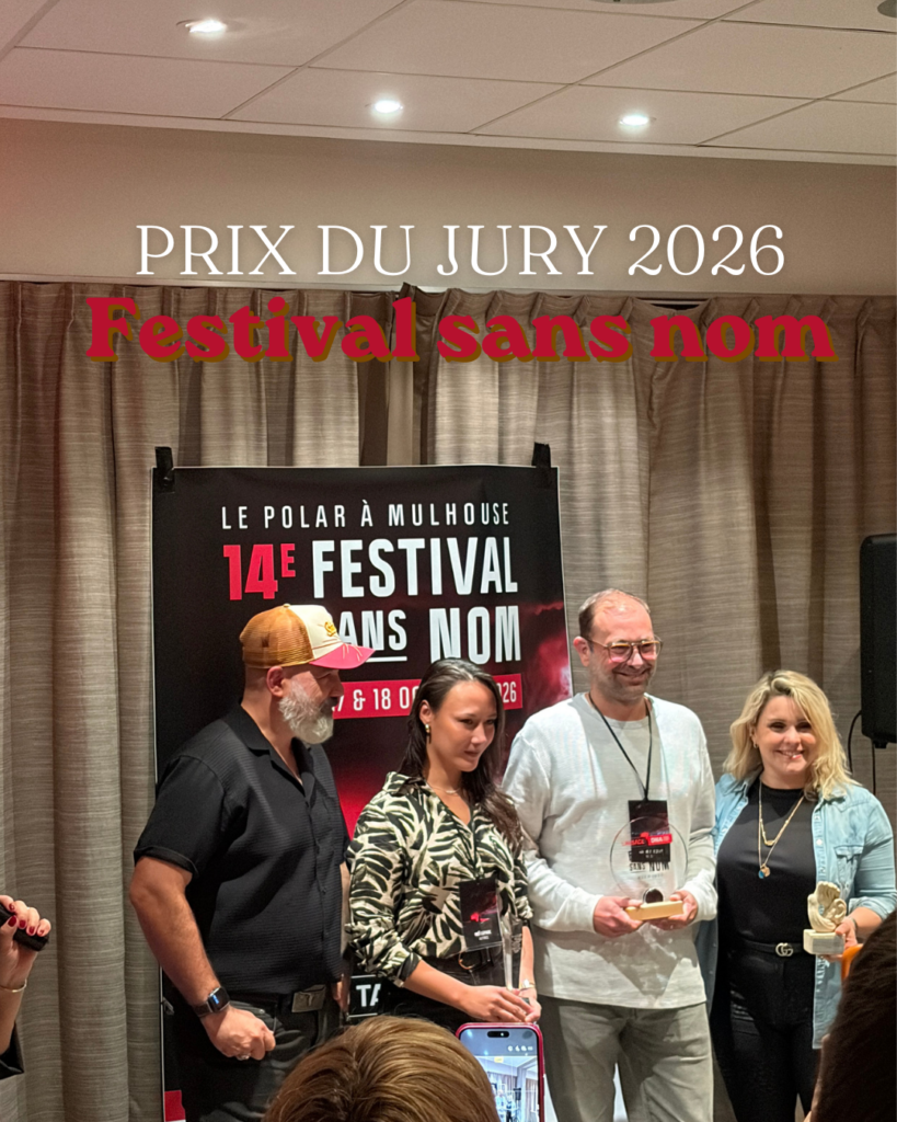 Photographie prise lors de la soirée d'inauguration du Festival Sans Nom 2026 à l'hôtel Mercure de Mulhouse. Devant l'affiche de la 14e édition du festival, quatre personnalités du polar français posent à l'occasion de la remise des prix. De gauche à droite : Niko Tackian, parrain de l'édition ; Meï Lepage, lauréate du Prix du jury 2026 pour Sécher tes larmes ; Mathieu Lecerf, récompensé par le prix L'Alsace - Les DNA pour Sales Gosses ; et Valentine Vendome, lauréate du prix des bibliothèques de Mulhouse pour Panthères. Le visuel comporte également les inscriptions « Prix du jury 2026 » et « Festival sans nom ».